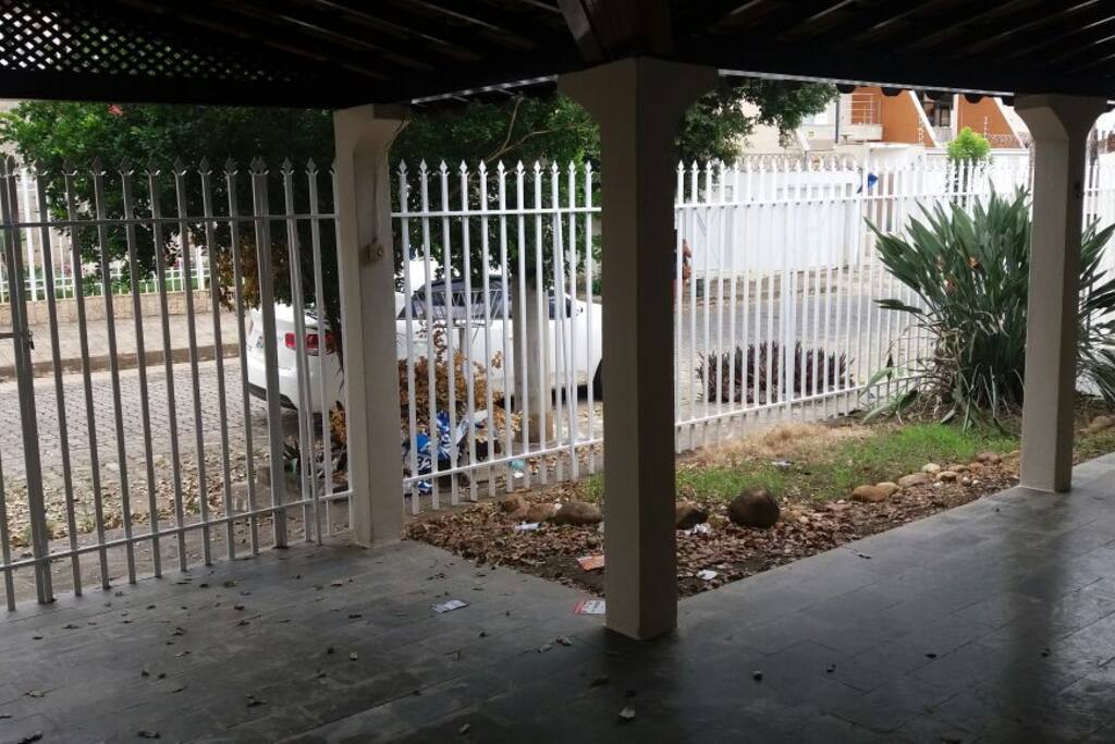 Vista interna da varanda frontal e outra garagem