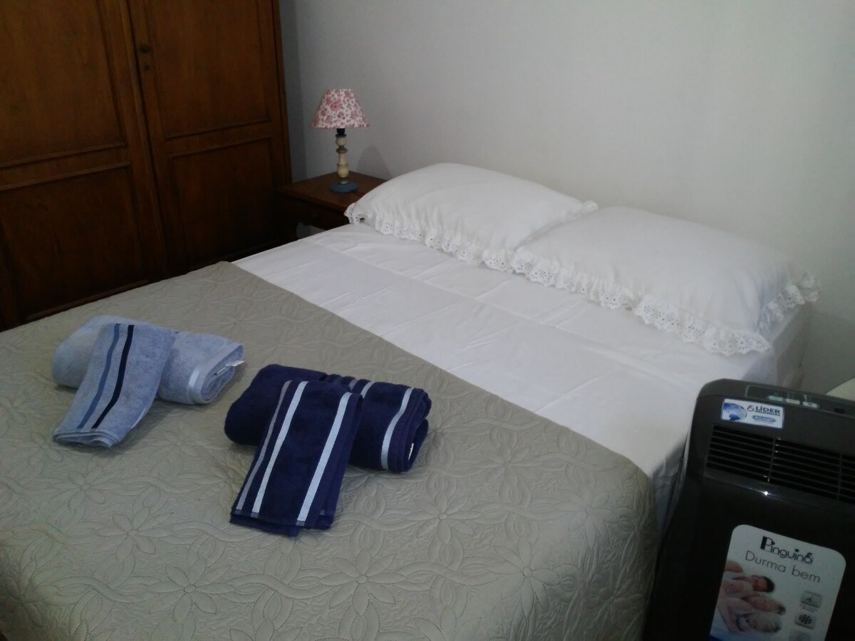 Slaapkamer met tweepersoonsbed