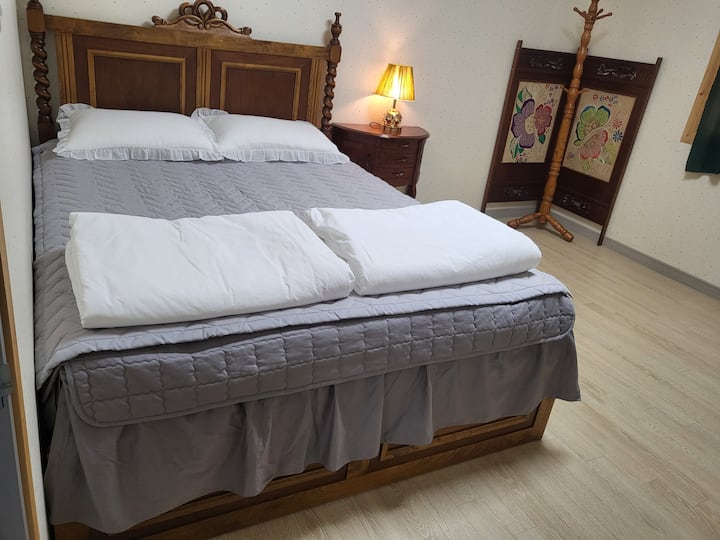 Mala soba je bračni krevet, pa vas molimo da se osjećate ugodno.