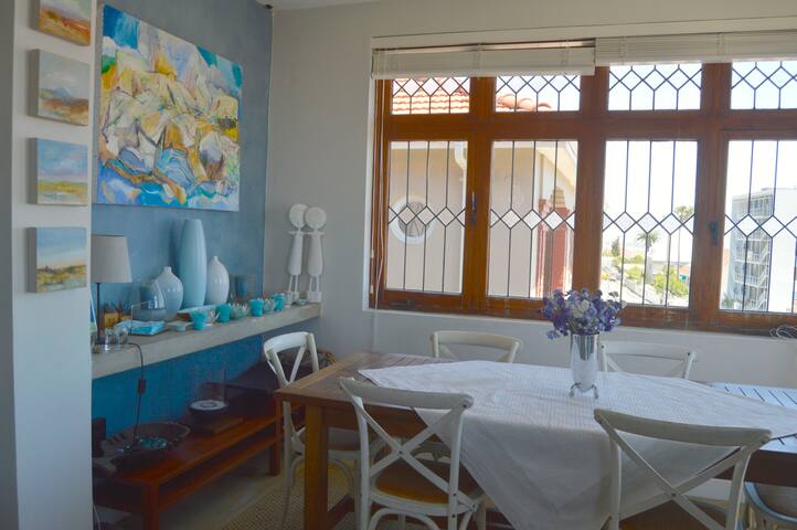 Lovely sea view apartment in Green Point gallery image 2