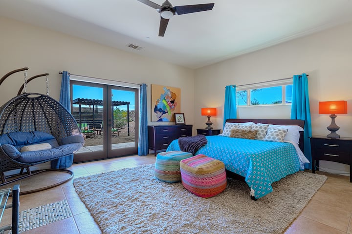 Hauptschlafzimmer mit einem großen begehbaren Kleiderschrank