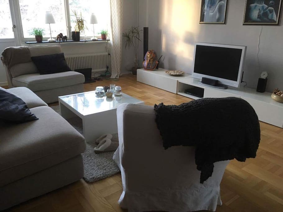 Vardagsrum med tv med chrome cast.