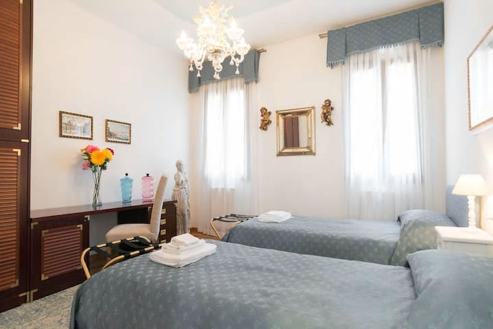 Procuratie Uno & Due elegant and bright apartments gallery image 4