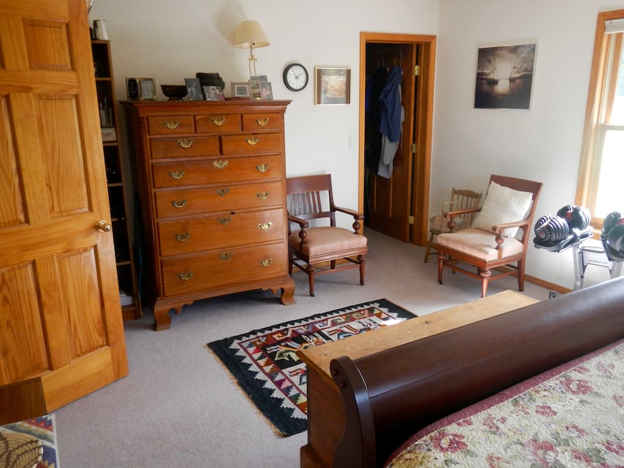 Master Bedroom - bureau and walk in closet