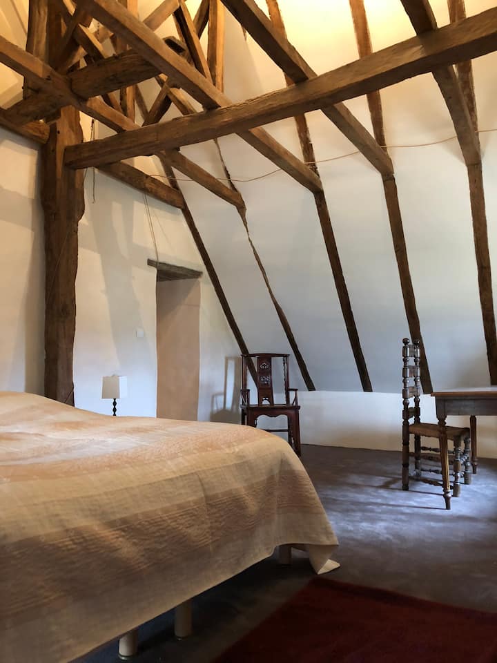 Dhoma e katërt e gjumit në katin e 2-të. Ngritur nën kullotën e saj të mrekullueshme, ajo strehon 2 krevate tekë ose një krevat të madh 180 cm. Tavolinë dhe komo. 