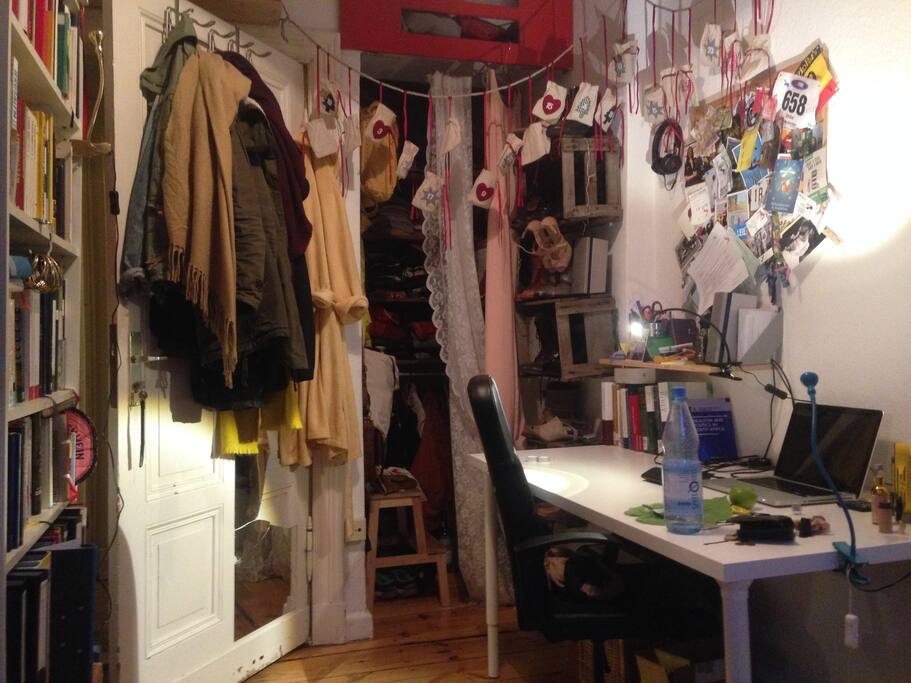 Blick vom Bett in Richtung Tür und Schreibtisch usw.