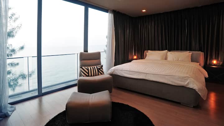 तीसरी मंज़िल - शॉवर और बाथटब सहित निजी बाथरूम के साथ मास्टर बेडरूम 1