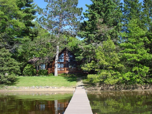 Sand Lake Chalet - Stunning Sunsets &Sandy Shores