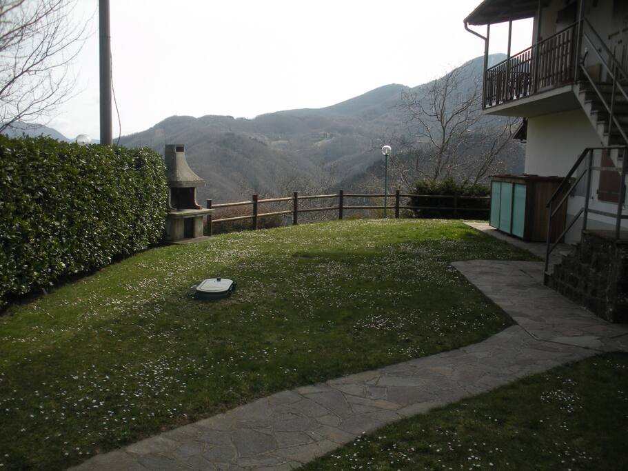 Giardino con barbecue