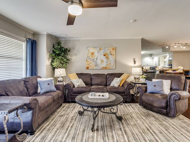 ROLLINGWOOD FAMILY RETREAT W POOL  6 BDS,SLEEPS 11
