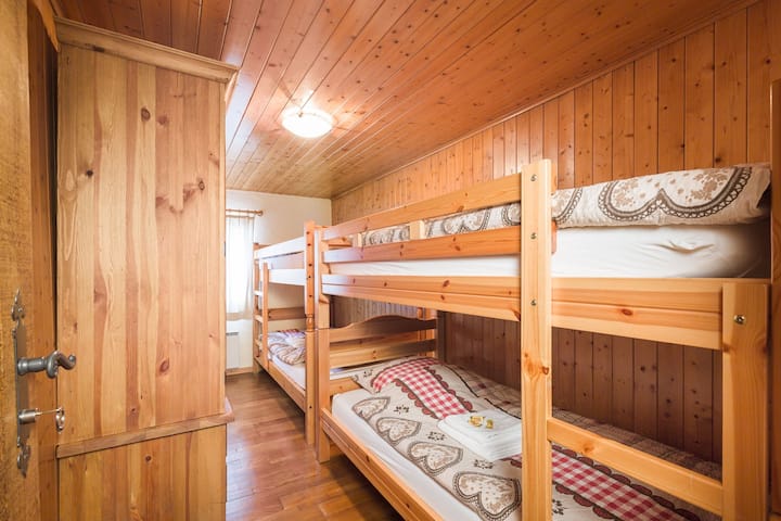 ห้องนอนหมายเลข 7 ที่ใช้งานได้ดีมีเตียงสุขภัณฑ์ 4 เตียงที่ชั้นบน