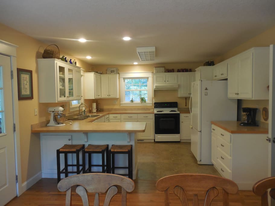 A full kitchen to enjoy.