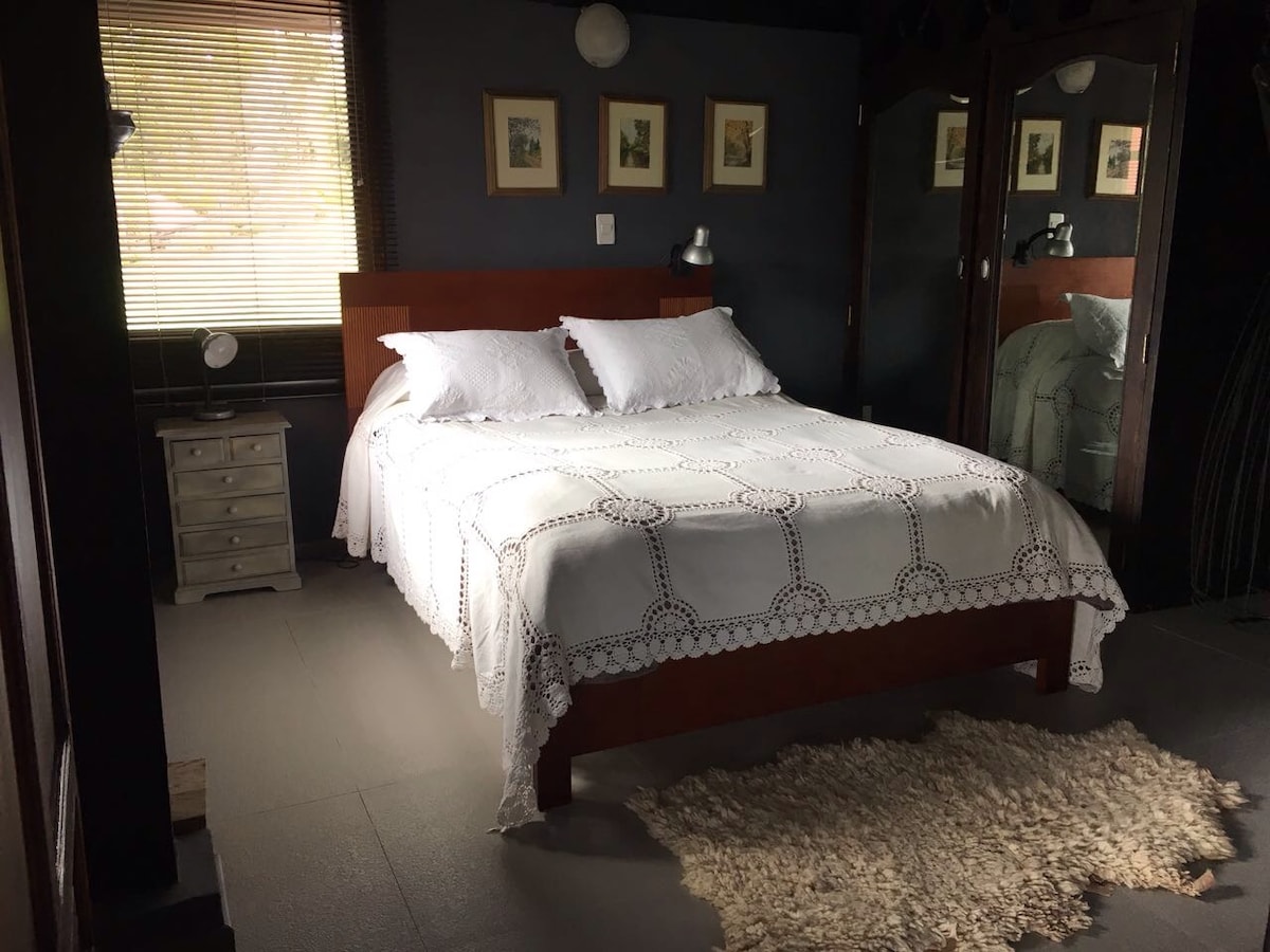 Уютна стая с двойно легло, самостоятелна баня и дрешник