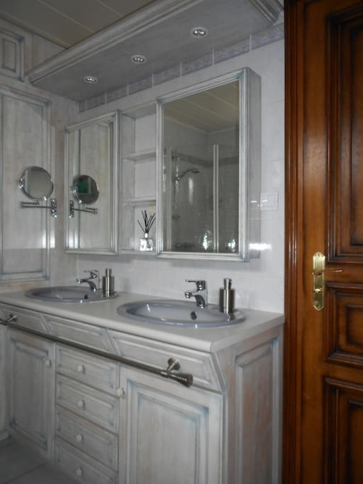 Salle de bain avec 2 vasques