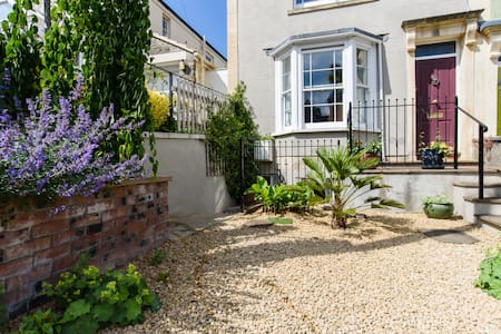 x Just off Gloucester Rd, small modern studio