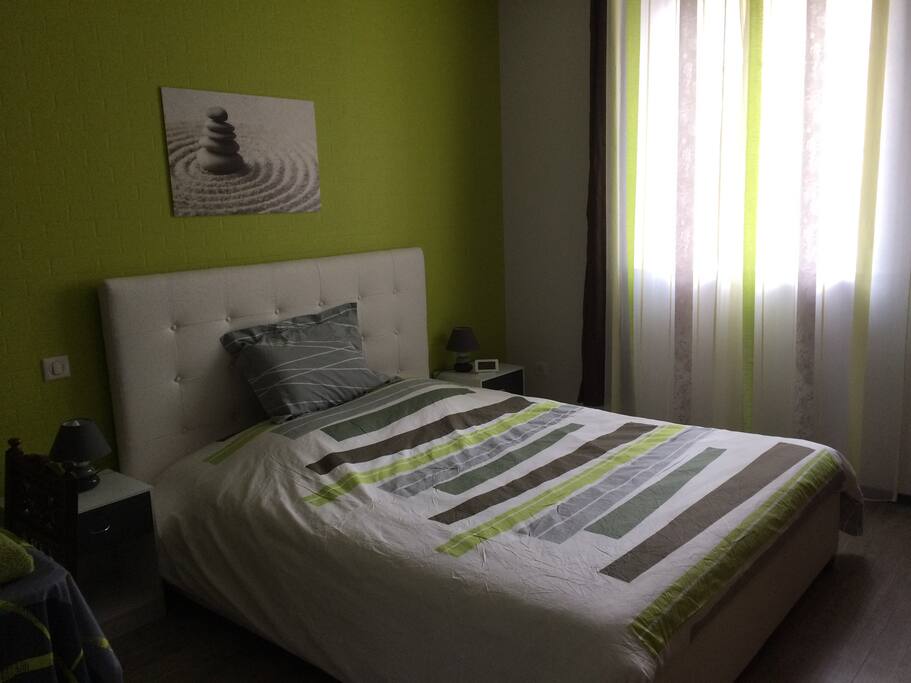 Chambre individuelle avec lit 160x200cm, 2 tables de nuit, petit bureau/table, commode avec penderie.