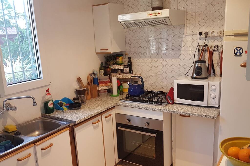 Kitchen with fridge/freezer, microwave, juicer, for use by guests