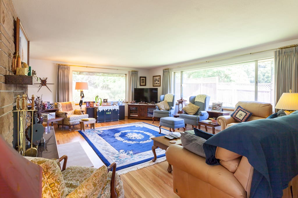 Bright room with garden views. Oak hardwood floors.