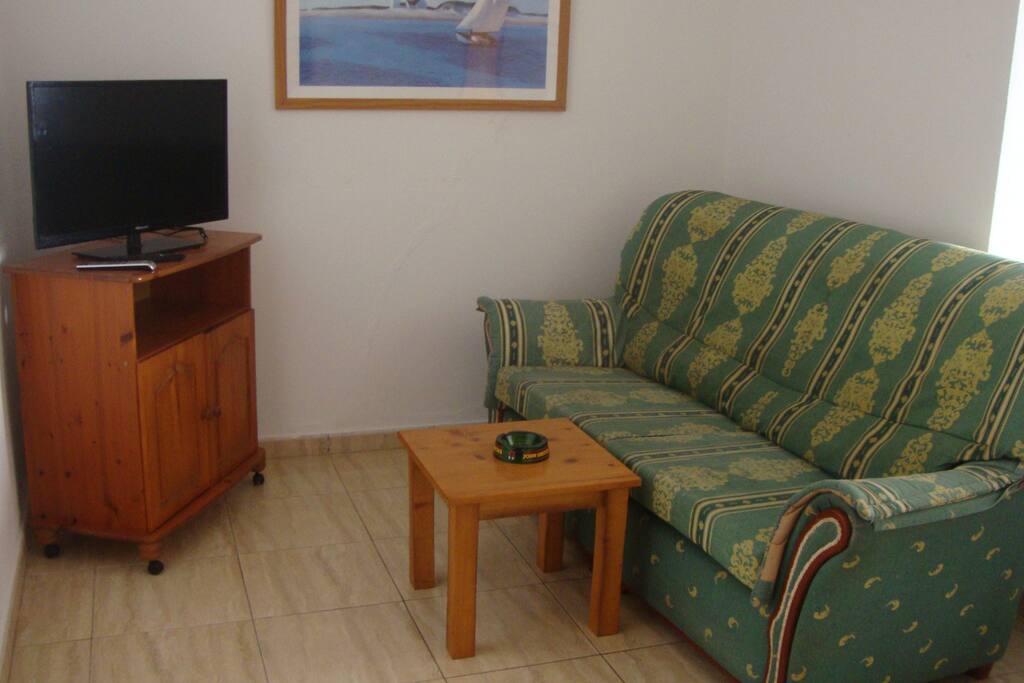Salón con TV 32 pulgadas.