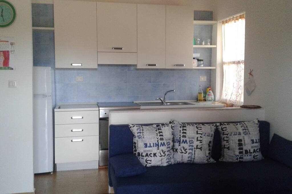 Sala con angolo cottura e divano letto