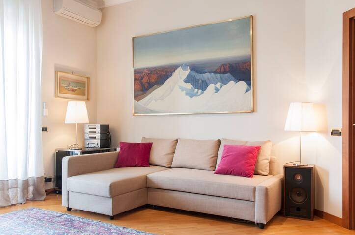 Large and elegant apartment in the city center gallery image 3