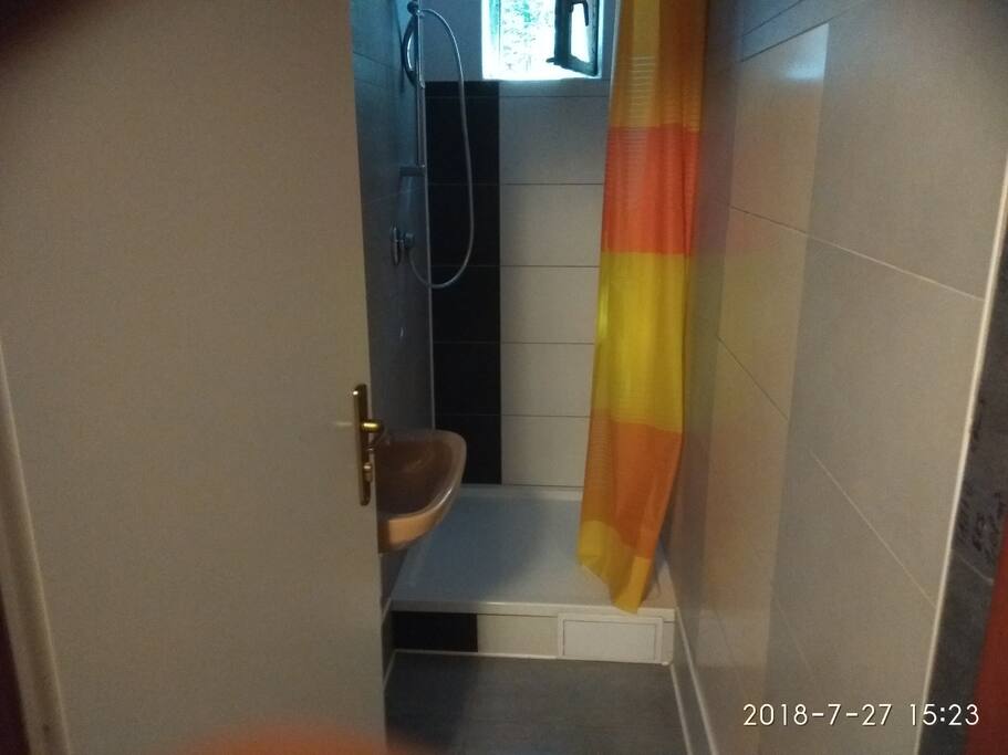 sdílený sprchový kout