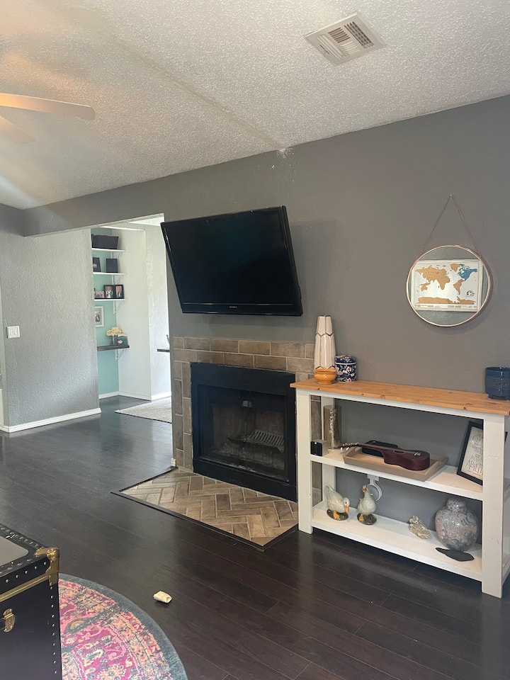 Comfortable room in shared home near airport