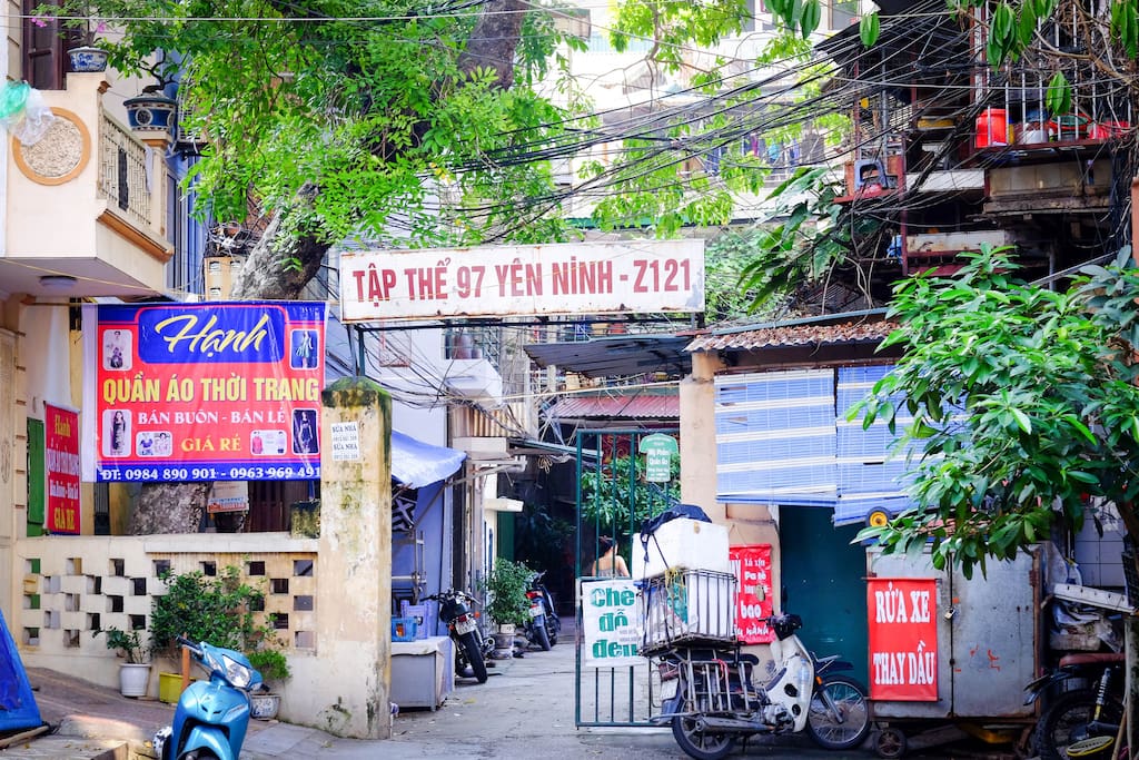2. Go straight to the Lane 54 and see Tap The 97 Yen Ninh, go through the gate.