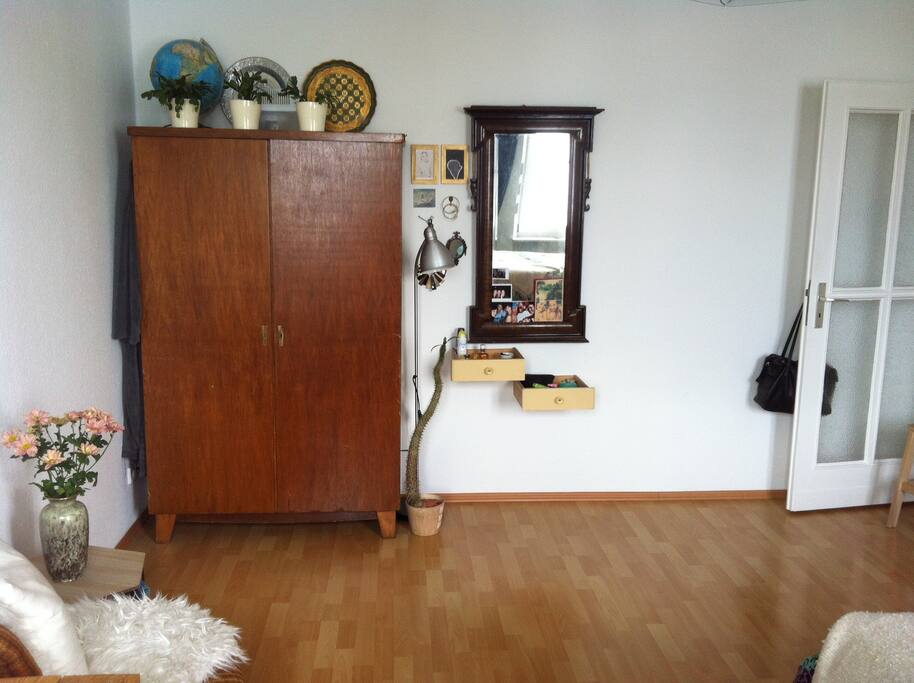 Schrank und Spiegel