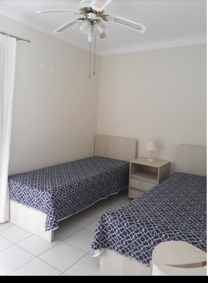 Dhoma 3 me 2 krevate tek, 1 dyshek shtesë dhe ajër të kondicionuar