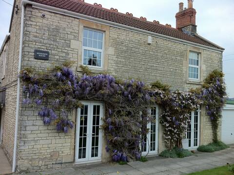 Midsomer Manor,  Sleeps 16, Hot Tub, Near Bath