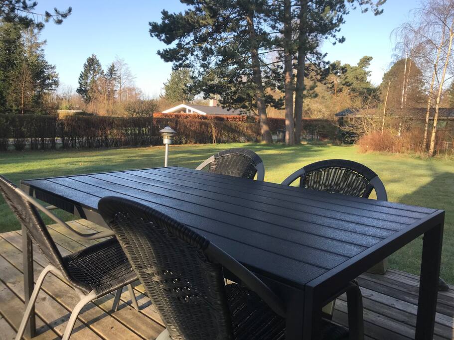 Terrasse med havebord og 4 stole