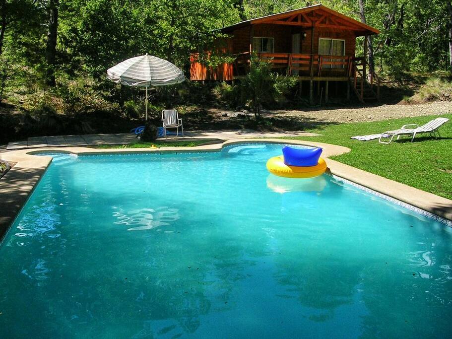 Piscina frente a la cabaña