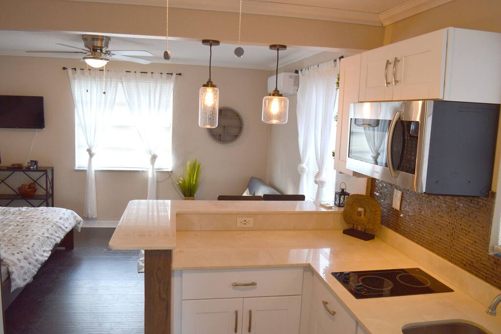 Kitchen and Breakfast Bar