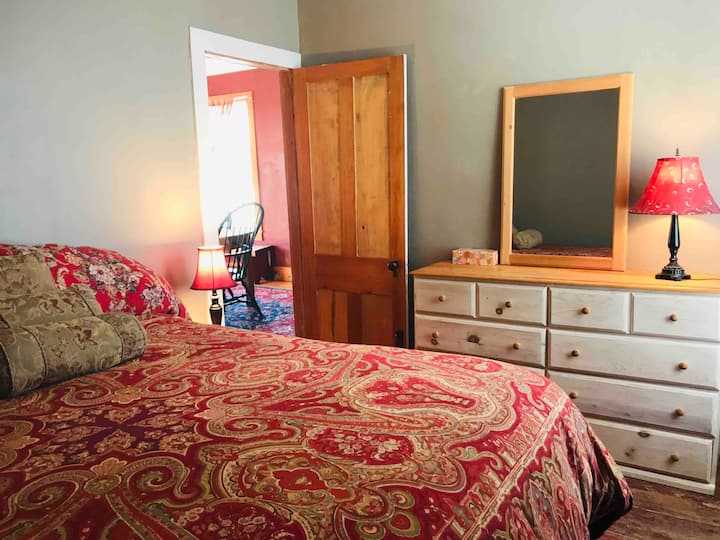 Dormitorio tamaño queen en el piso principal.