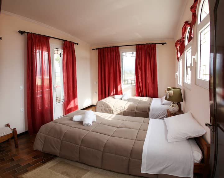 Camera da letto in villa con letti singoli