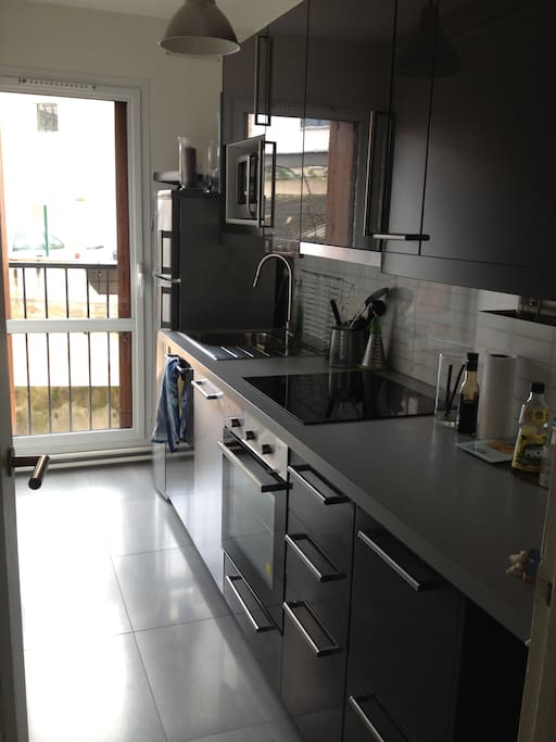 Cuisine spacieuse équipée four, lave vaisselle, cuisinière, frigidaire