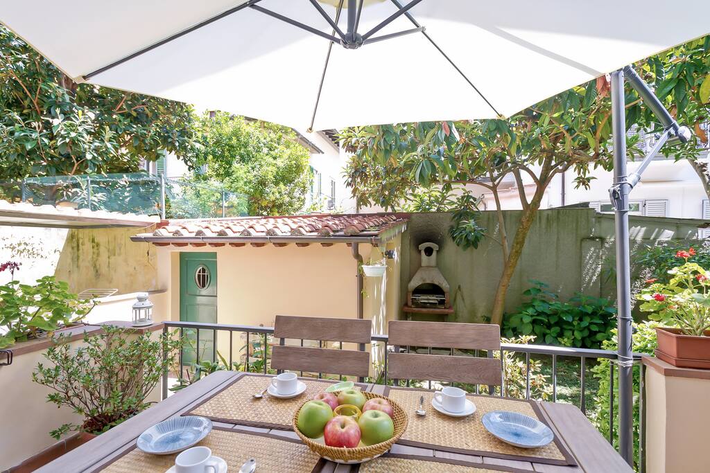 Garden with terrace and bbq