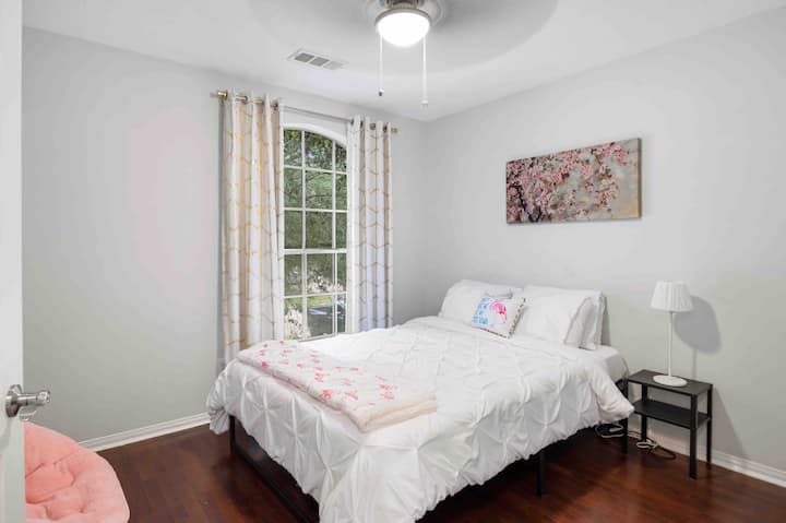 Shijo pushimin në këtë krevat të qetë dopio "queen"