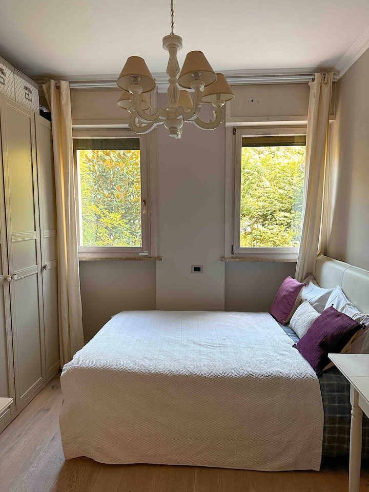 Მეორე საძინებელი 152 × 203 სმ ზომის საწოლით 