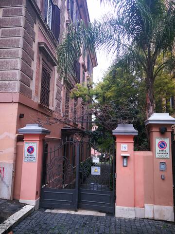 Trastevere royal apartment gallery image 2