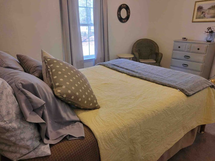 ห้องนอนกว้างขวางพร้อมเตียงควีนไซส์นอนสบายผู้เข้าพักส่วนใหญ่บอกเราว่าการนอนที่นี่เป็นที่นอนที่ดีที่สุดที่พวกเขาได้รับมานาน! เงียบสงบมืดและสะดวกสบายมีที่เก็บของมากมายตู้เสื้อผ้าแบบวอล์คอินขนาดใหญ่ผ้าปูที่นอนหมอนและผ้าห่มเสริมด้วย! 