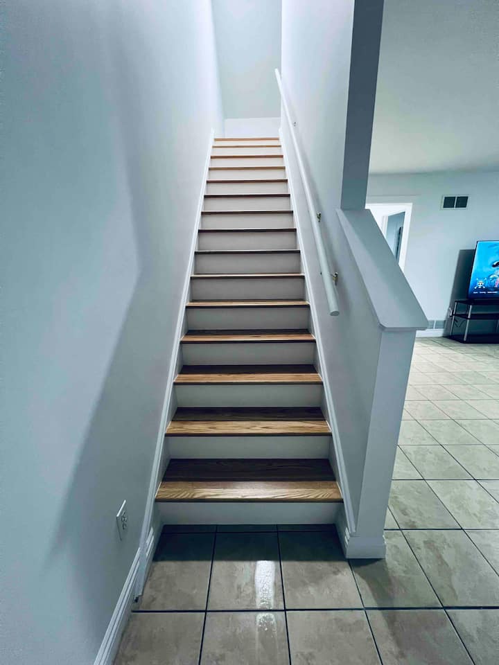 Shkallët që të çojnë në dhomën e dytë të gjumit dhe në gjysmën e banjës 