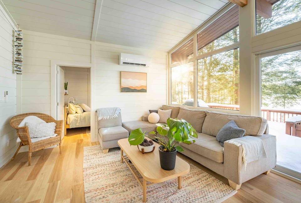 A glass-fronted cottage in the Muskoka woods, Lake of Bays, Ontario, Canada, photo 4 of 10