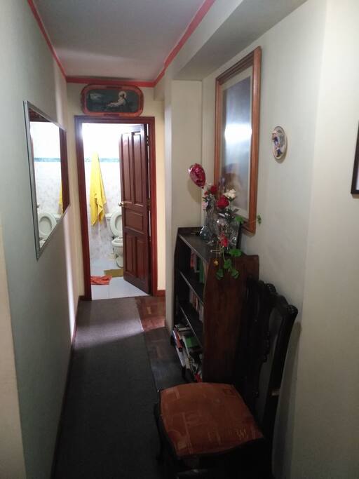 Pasillo de ingreso a la habitación y baño