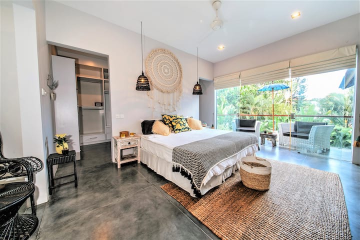 Hauptschlafzimmer im zweiten Stock mit KINGSIZE-BETT, das bei Bedarf in ZWEI EINZELBETTEN getrennt werden kann, um ein ZWEIBETTZIMMER zu bilden.  Verfügt über ein eigenes Bad, einen Balkon mit Blick auf Pool und Gärten und einen riesigen Spaziergang im Ankleideraum/Kleiderschrank.  