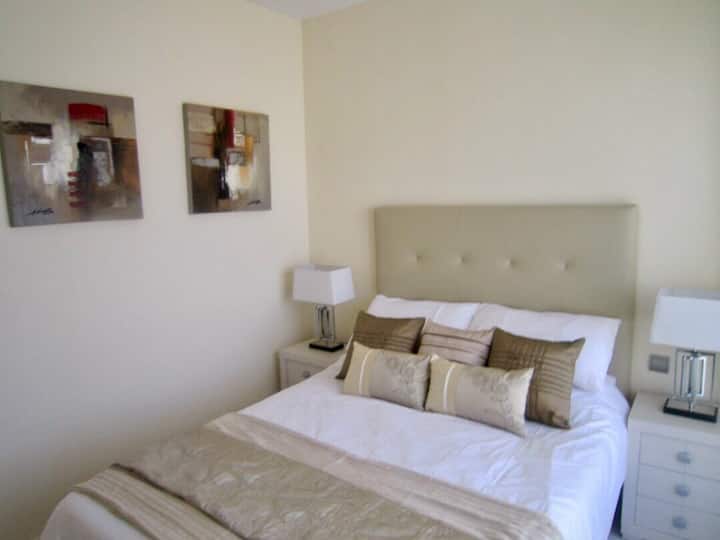 Dhomë gjumi kryesore me derë oborri në tarracë