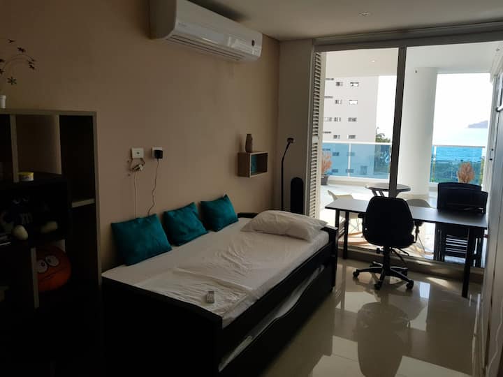 Habitación # 3. Dos camas sencillas y espacio de estudio u oficina y biblioteca.