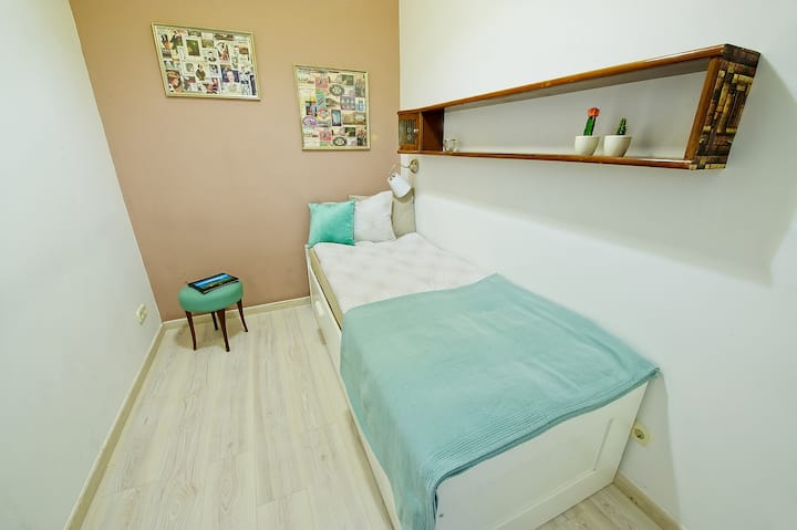 Malá izba konfigurovaná pre jednu osobu