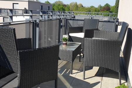 Modernes Studio mit Dachterrasse im grünen Zentrum